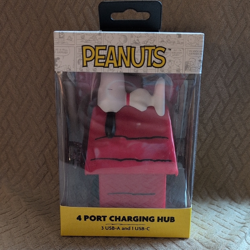 Peanuts Snoopy Charging Hub in Red and White